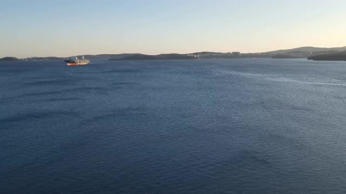 海景，可以看到船只和俄罗斯大桥。俄罗斯海参崴