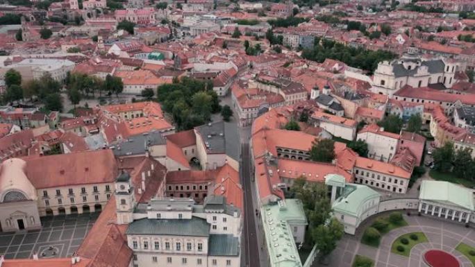 立陶宛维尔纽斯-2019年7月: 旧城中心和庭院总统官邸屋顶的鸟瞰图。