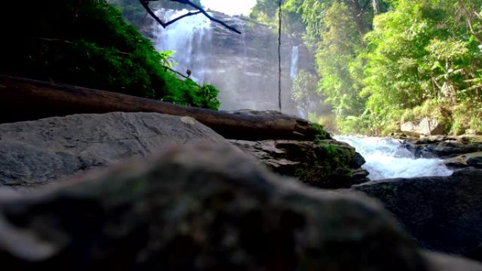 4k dolly shot。令人惊叹的wachirathang瀑布，美丽的瀑布在野生丛林森林中的风景