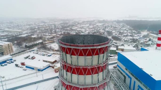 在下雪的天气中，热电电站上方的塔