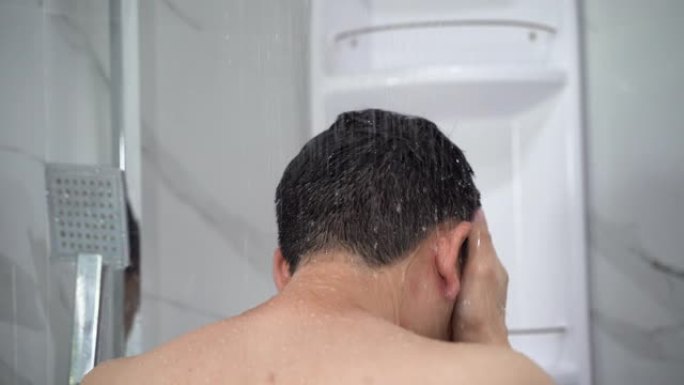 男人在现代浴室洗澡