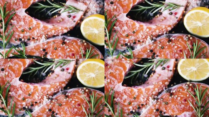 混合的胡椒滴在生鲑鱼牛排与喜马拉雅盐，迷迭香和柠檬，顶视图，旋转，慢动作。健康食品的概念。