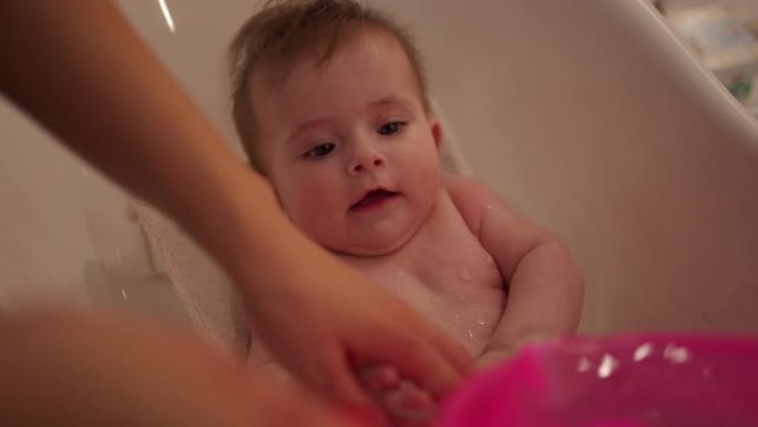 可爱的宝宝被妈妈洗了