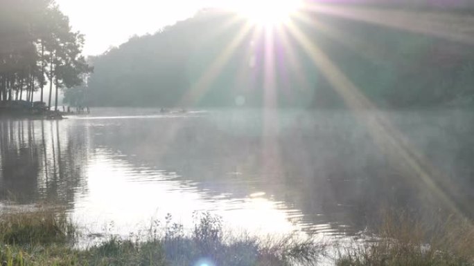 早晨的气氛竹筏游客在泰国亚洲北部的Maehongson省的Pang Ung湖林业种植园上。旅游景点与