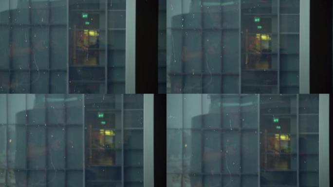 城市的雨天特写镜头玻璃幕墙雨滴滑落