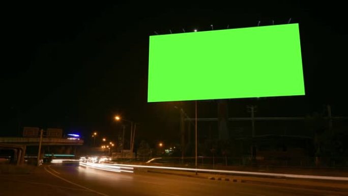夜间街道上绿屏空白广告牌的时间流逝