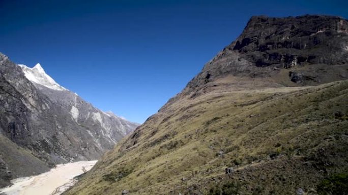 秘鲁安第斯山脉的瓦斯卡兰国家公园的圣克鲁斯徒步旅行
