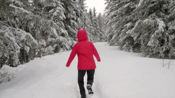 在白雪皑皑的森林中奔跑的女人