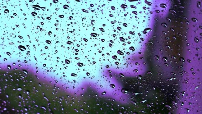 雨水落在汽车后视镜上，外面大雨导致驾驶员停在路边