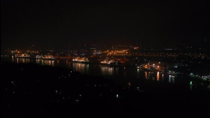 夜间向后移动的鸟瞰港或码头