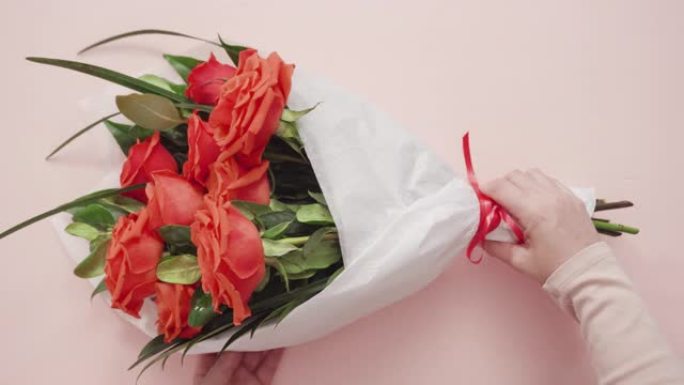 花店将红玫瑰包裹成美丽的花束。