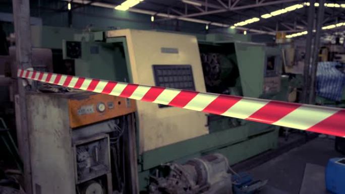 工厂中的限制区域或危险区域安装有粘性白色警告胶带，红色警告符号和警告。