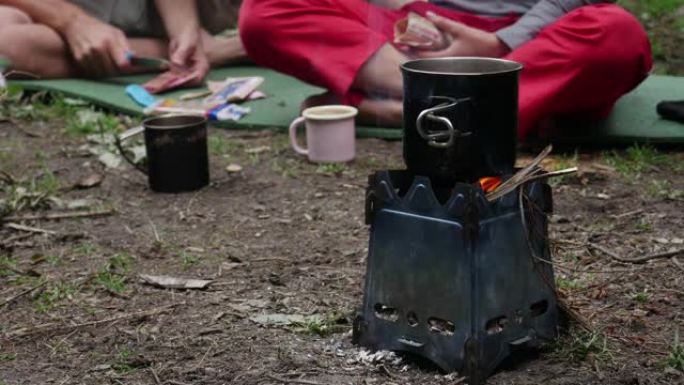 未被认可的游客在休息营地煮咖啡