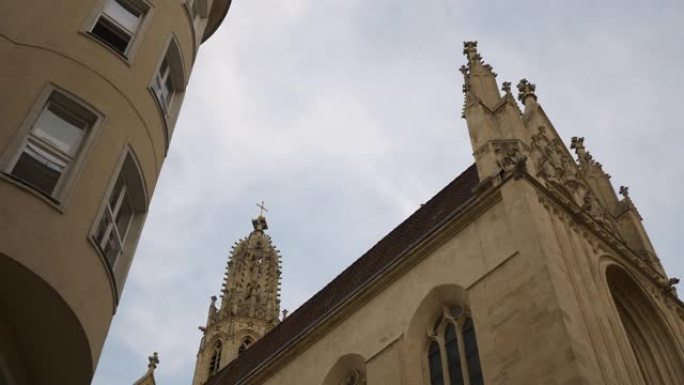 阴天维也纳市中心教堂立面慢动作全景4k奥地利