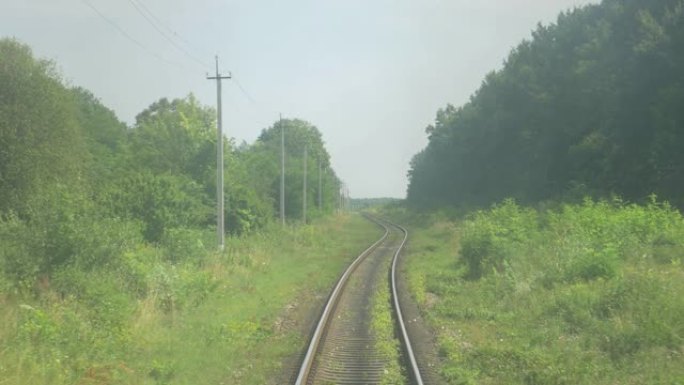 铁路运动中的绿树背景