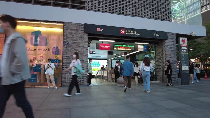 杭州地铁站前散步的行人