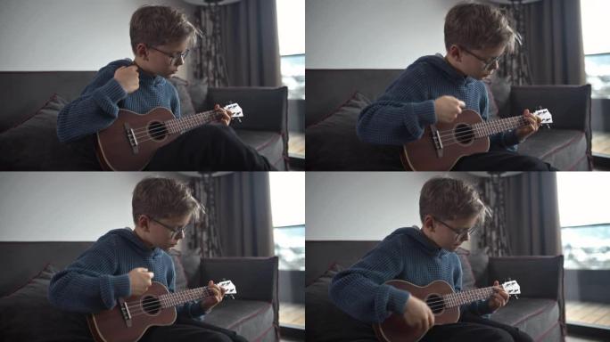 小男孩在家弹吉他音乐家乐趣弹吉他