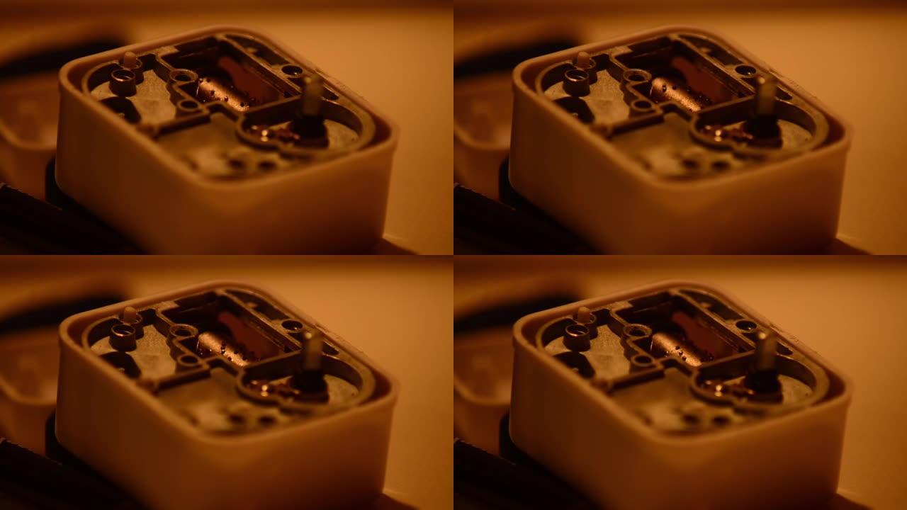 从毛绒玩具打开的音乐盒的微距拍摄