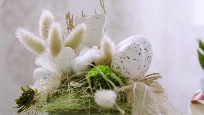 复活节篮子里有彩绘的鸡蛋、木兔和鲜花。4K