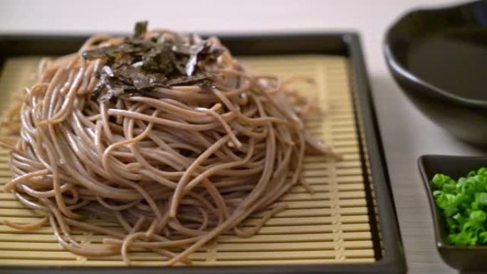 冷荞麦地板面条或bleru拉面-日本美食风格