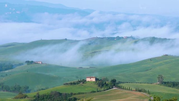 镜头-意大利皮恩扎山上的晨雾