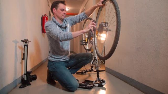 一名机械师正在家里的车库里修理自行车
