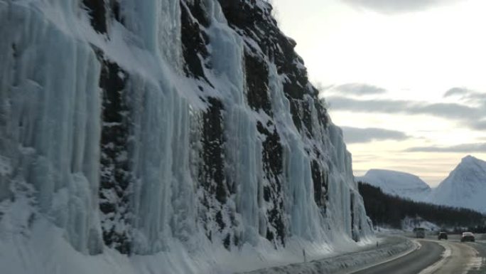 从汽车上看到的特罗姆瑟市附近的冰冻瀑布，挪威，北极