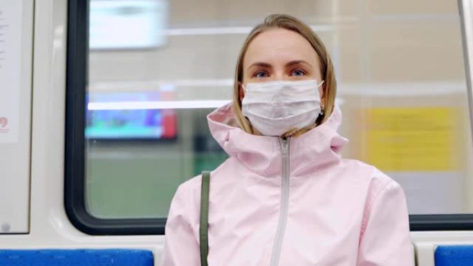 脸上戴着防护面具的女人坐在地铁里，看起来很担心。疫区公共场所的预防措施