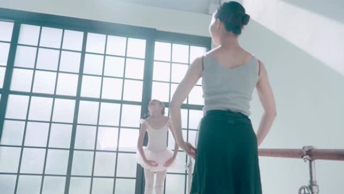 女教师在芭蕾舞学校教小女孩股票视频