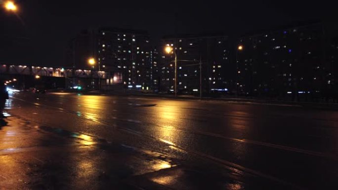 俄罗斯莫斯科-1月10日2020: 时间流逝。莫斯科。在夜晚，黑暗的夜晚，在高速公路上行驶的带前灯的