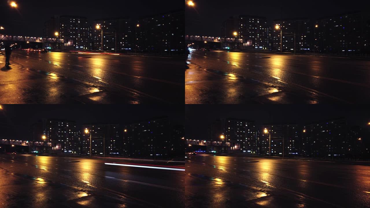 俄罗斯莫斯科-1月10日2020: 时间流逝。莫斯科。在夜晚，黑暗的夜晚，在高速公路上行驶的带前灯的