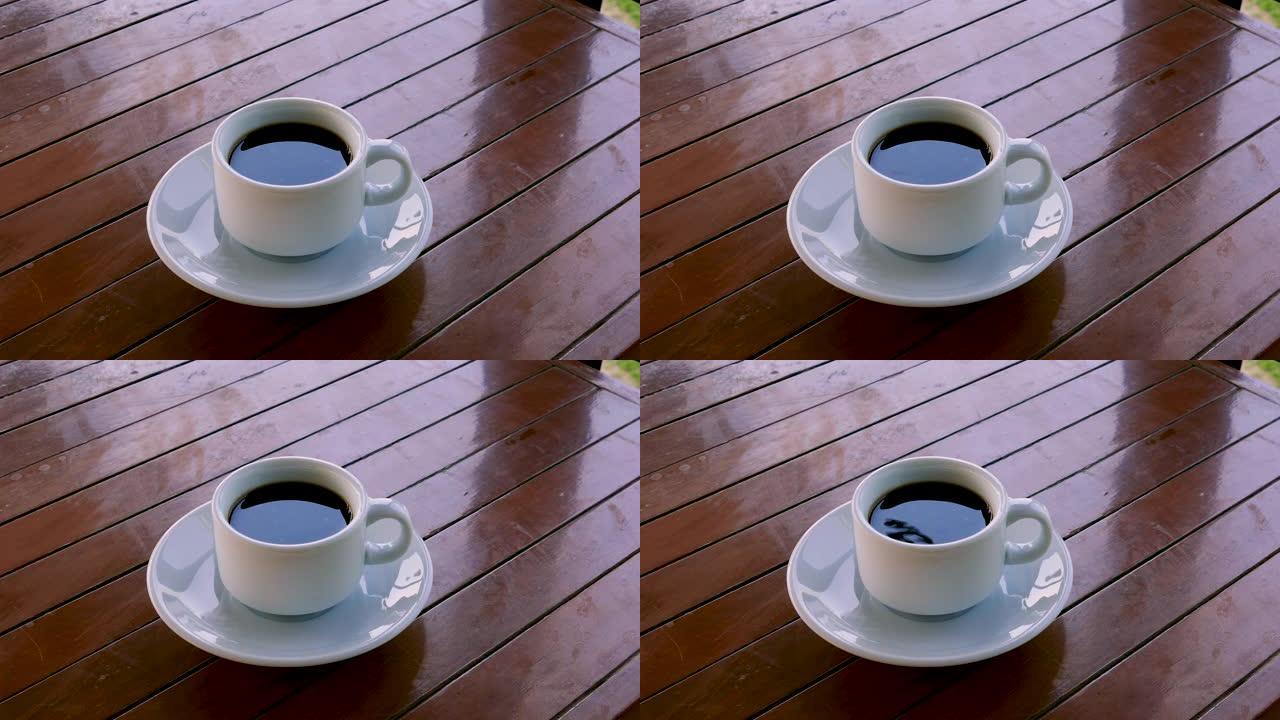 茶杯和茶碟中的黑咖啡