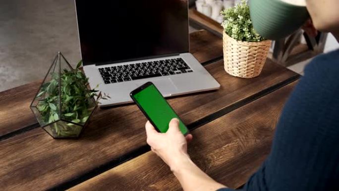 男子手持智能手机的绿屏绿屏，男子手持手机的白底色键绿屏，新技术概念