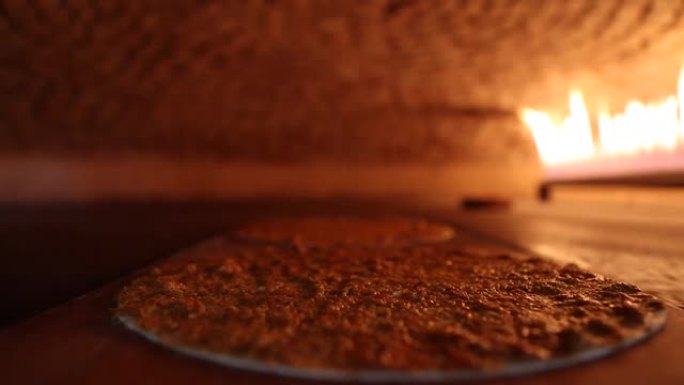 在面包烤箱里煮拉马昆烤肉串。特写。