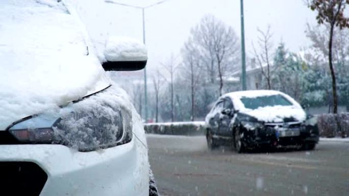 下雪天街道附近的白色汽车。