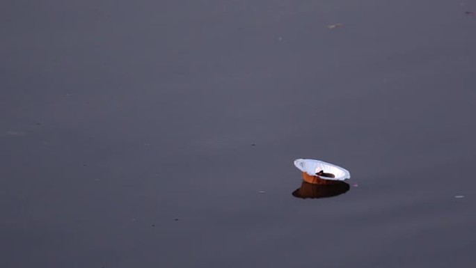 漂浮在河上的崩盘中的燃烧灯，印度文化