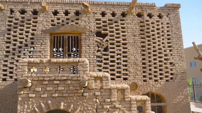 中国新疆吐鲁番葡萄谷的古代传统葡萄风干房屋建筑。