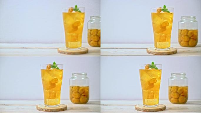 中国李子汁配冰和薄荷