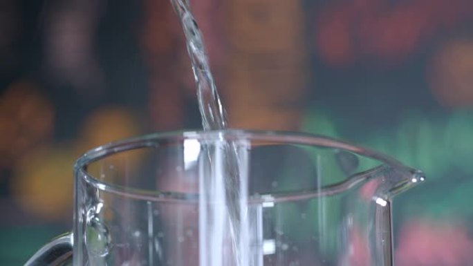 准备排毒水玻璃杯水杯倒入水