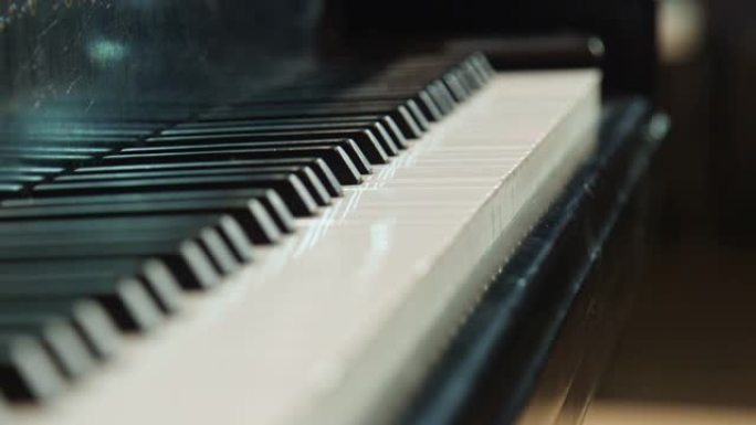 黑色三角钢琴上的钢琴键
