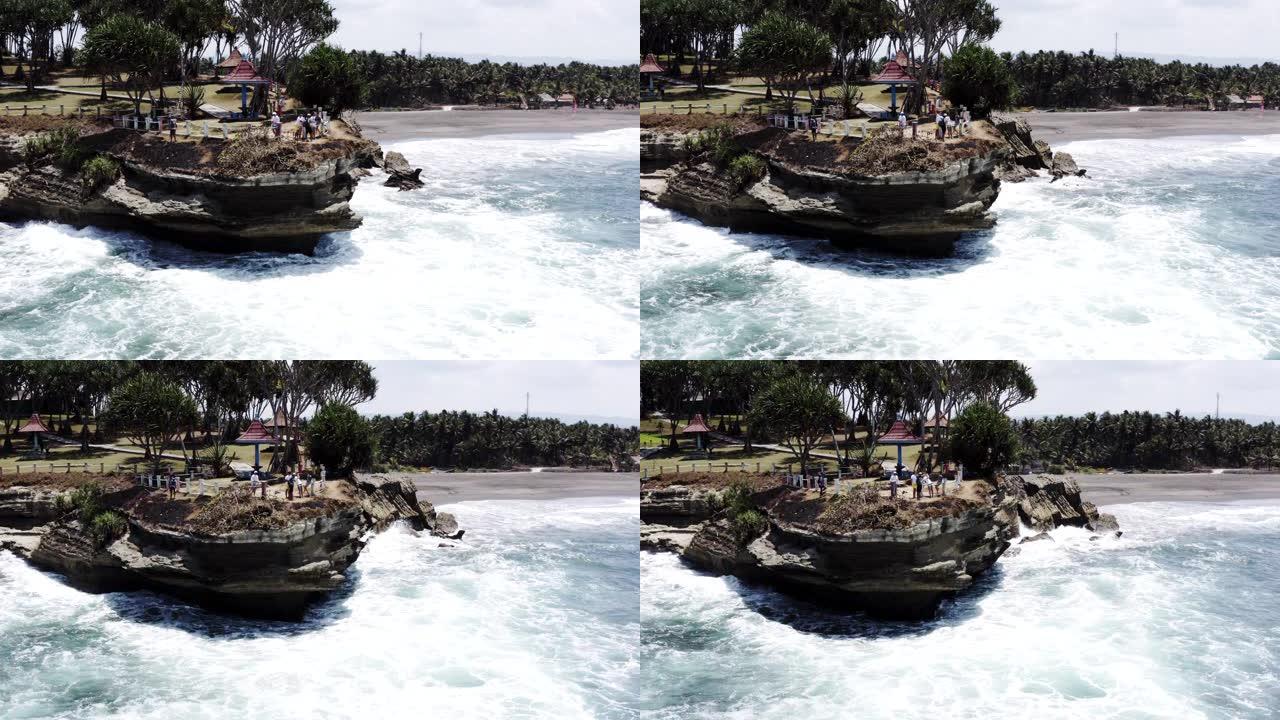印度尼西亚爪哇，海岸线，悬崖和海浪撞击其中的空中镜头