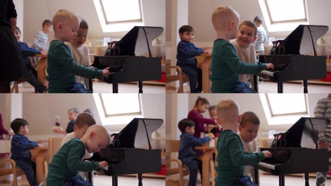 两个男孩在幼儿教室里弹迷你钢琴