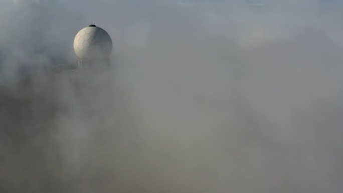 雾中戴墨山和天气雷达站点的鸟瞰图