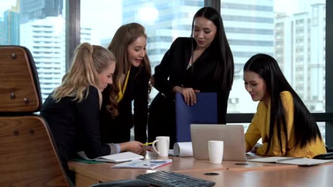 具有新项目规划的职业女企业家小组会议。
