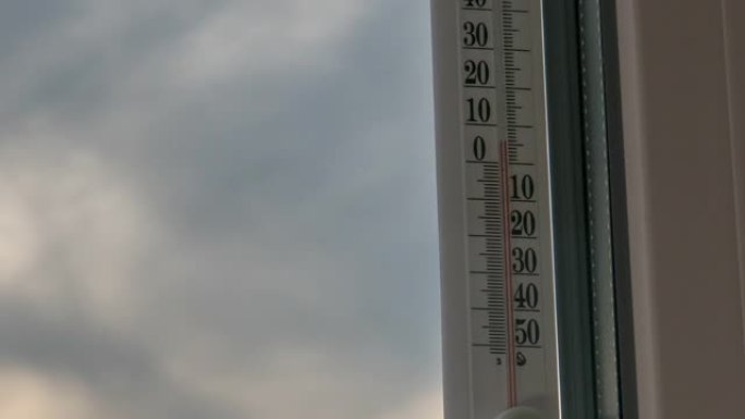 窗外的温度温度计和延时变化的天气