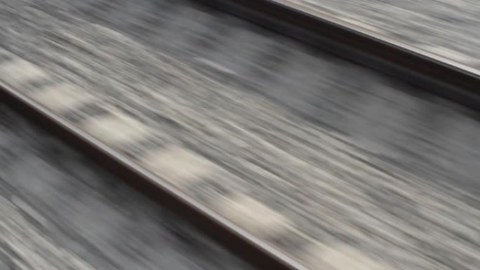 rails俯视图的特写。从行驶中的火车上射击