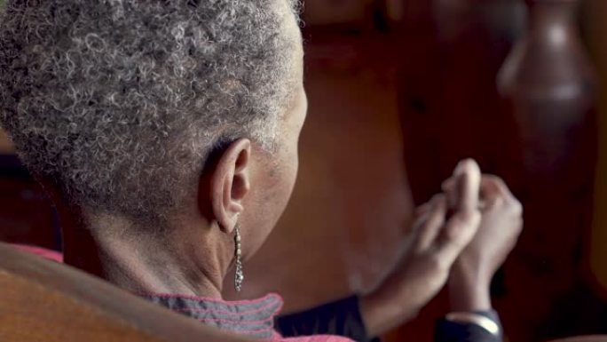 老年非裔美国妇女揉拇指关节缓解关节炎疼痛