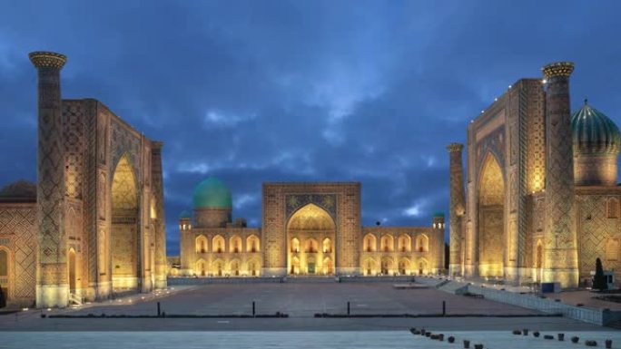 乌兹别克斯坦撒马尔罕黄昏的Registan广场