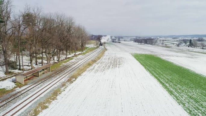 第一场雪后，蒸汽机和乘用车在阿米什人的农田上喘着气