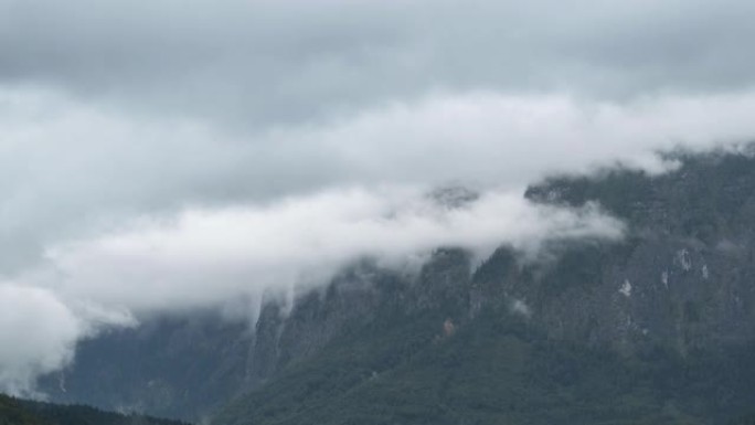 夏天下雨的时候，云覆盖了山，因为哈尔施塔特周围有雾